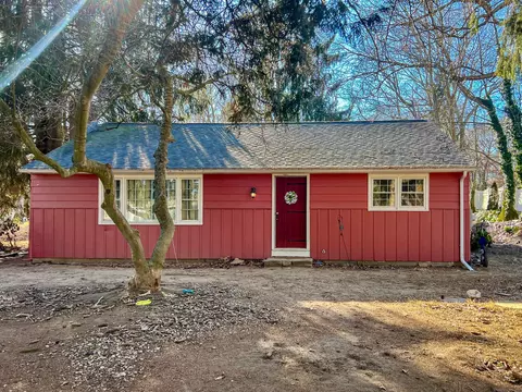 7 Menunketesuck Dr, Clinton, CT 06413