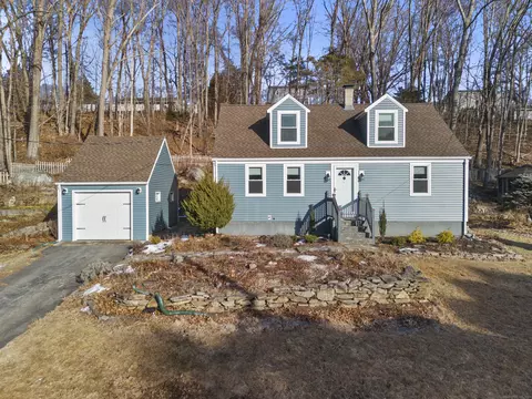 10 Stone Cliff Ln, Norwich, CT 06360