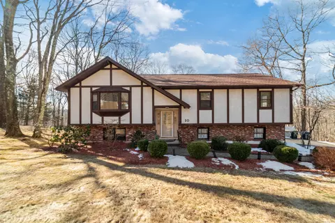 10 Windward Dr, New Fairfield, CT 06812