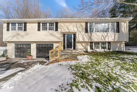 8 Fox Run Ln S, Newtown, CT 06470