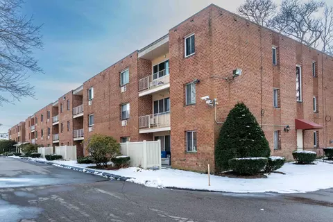 65 Westridge Rd #E5, New London, CT 06320