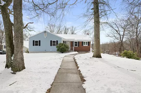 7 Sunniecrest Dr, Waterford, CT 06385