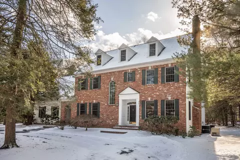 21 Spruce Ln, Simsbury, CT 06089