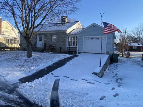 19 Laurel St, Danbury, CT 06810