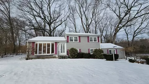 32 Batt Ln, East Haven, CT 06513