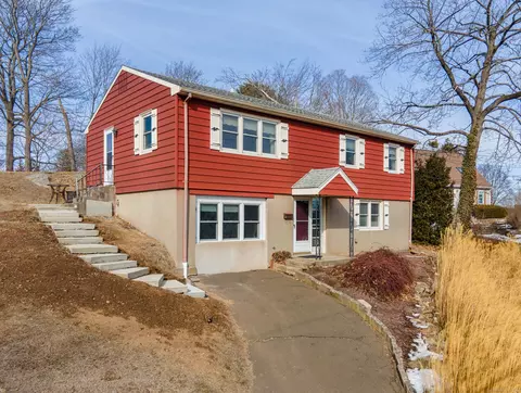 15 Hammer Pl, Branford, CT 06405