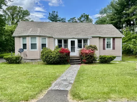 21 Green St, Trumbull, CT 06611
