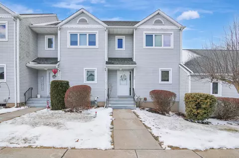 94 Oak Ridge Dr #94, Windsor Locks, CT 06096