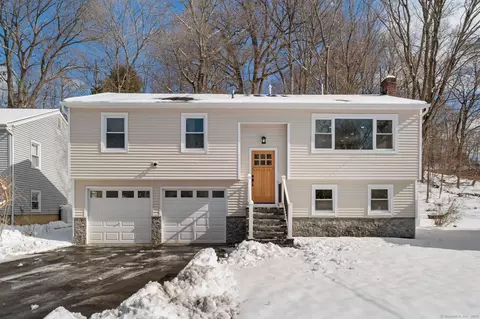 10 Erin Ct, Norwalk, CT 06854