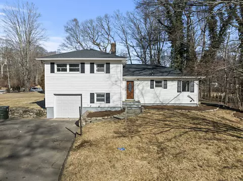 1 Wakerobin Rd, Norwalk, CT 06851