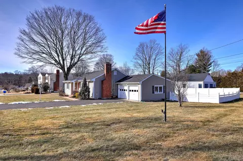 4 Walker Rd, Trumbull, CT 06611