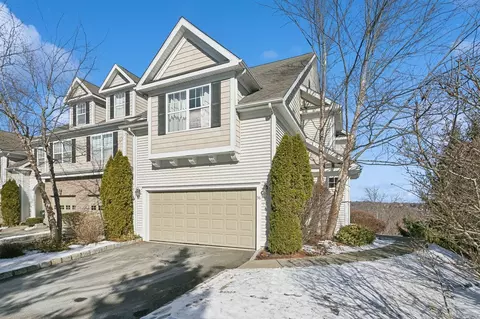 36 Crestview Ln #36, Danbury, CT 06810
