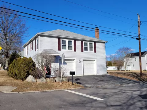 17 Monroe St, Waterford, CT 06385