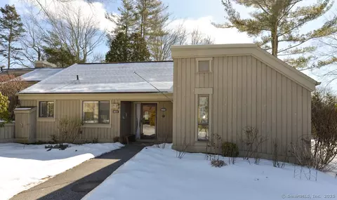 989 Heritage Vlg # B, Southbury, CT 06488