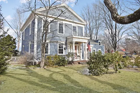 8 Bow Ln, Middletown, CT 06457