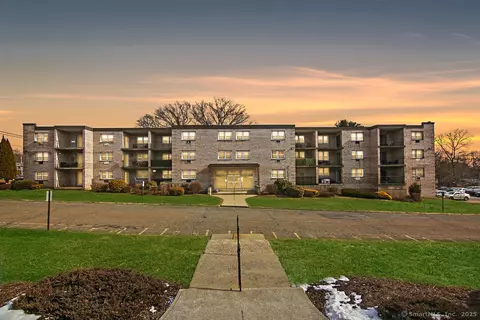 300 Meadowside Rd #312, Milford, CT 06460