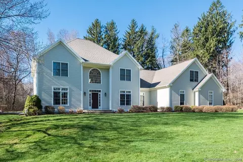 29 Cromwell Rd, North Haven, CT 06473