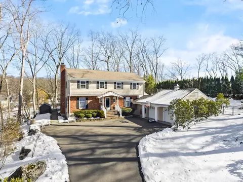 73 Chestnut Hill Ln, Stamford, CT 06903