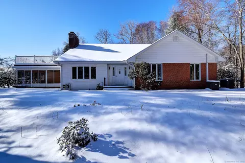 21 Ferncliff Dr, West Hartford, CT 06117