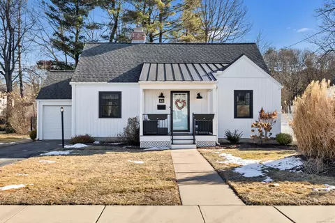 46 Farnham Rd, West Hartford, CT 06119