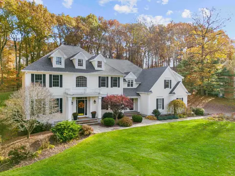 202 Old Farms Rd, Glastonbury, CT 06073
