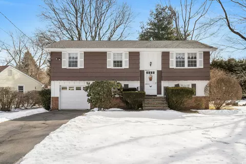27 Barmore Dr W, Stamford, CT 06905