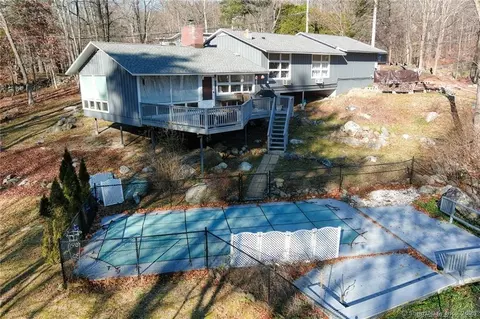 8 Zinn Rd, Danbury, CT 06811