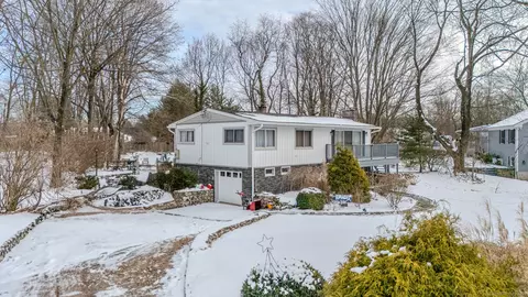 8 Stonecrop Rd, Norwalk, CT 06851