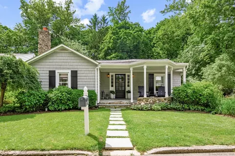 1 Mckendry Ct, Norwalk, CT 06853