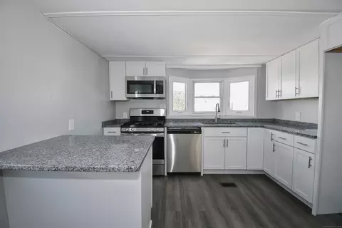 7 Grove Ter, Westbrook, CT 06498