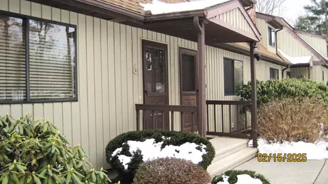 33 Sherman Ln #33, Hamden, CT 06514