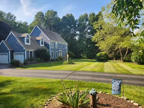 8 Amberg Dr, Pomfret, CT 06259