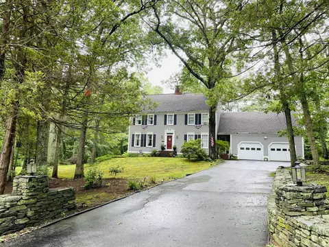 2 Boston Dr, Ledyard, CT 06339