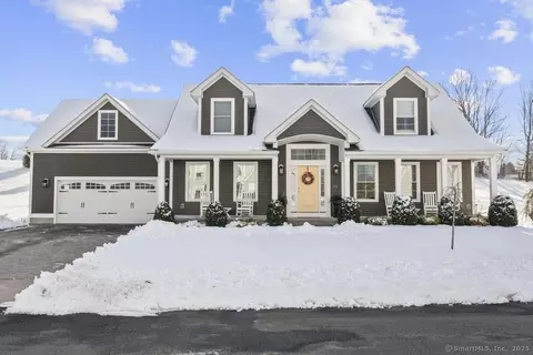 19 Lomartra Ln, Branford, CT 06405