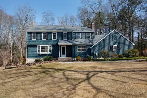 33 Lawton Dr, Simsbury, CT 06070