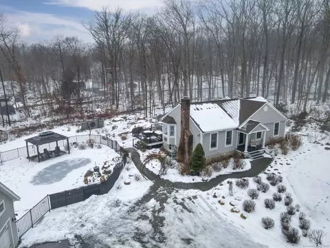 12 Rachel Ln, Essex, CT 06442