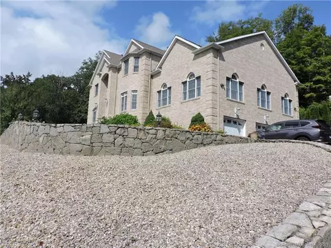 34 Breakneck Hill Rd, Middlebury, CT 06762