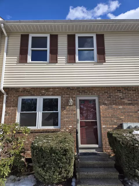 21 Windwood Dr #21, Windsor Locks, CT 06096