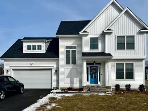 100 Oakwood Cir, Plainville, CT 06062