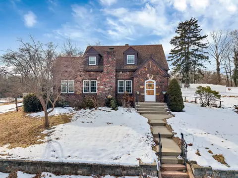 16 Breezy Ln, Branford, CT 06405