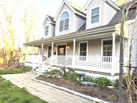 33 Meadow Ln, Salem, CT 06420