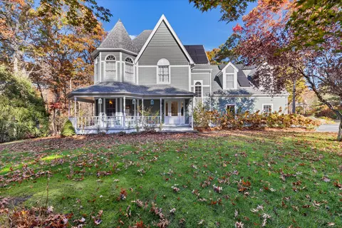 22 Willow Ln, East Lyme, CT 06333