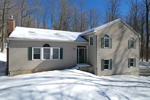 102 Sunny Ridge Dr, Winchester, CT 06098