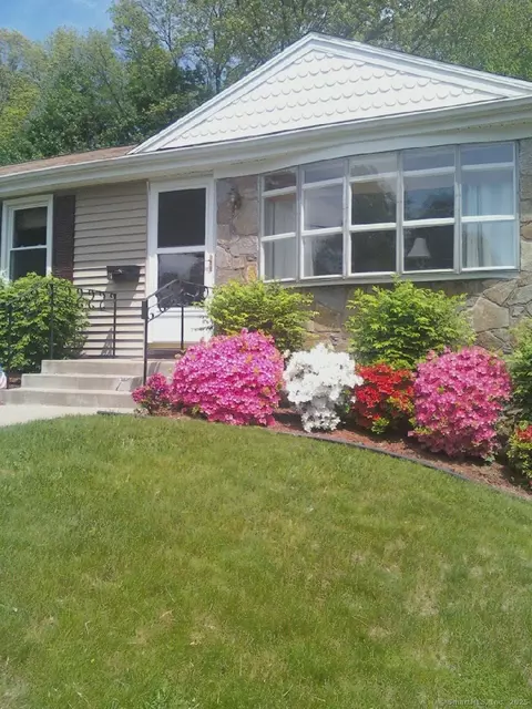 31 Fox Hill Dr, Vernon, CT 06066