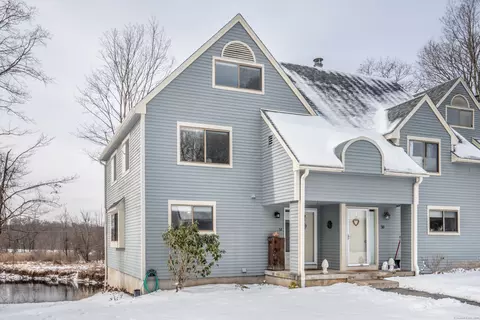 52 Wood Duck Ln #52, Tariffville, CT 06081