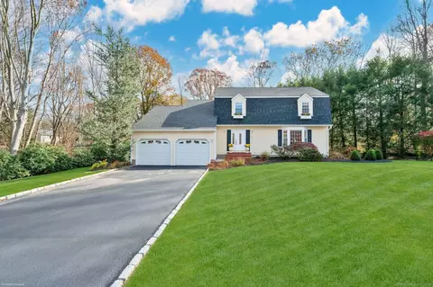 19 Horse Stable Cir, Shelton, CT 06484