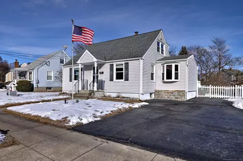 31 Harkness Dr, Milford, CT 06460