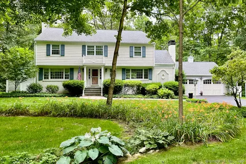 3 Blue Trail Dr, Woodbridge, CT 06525