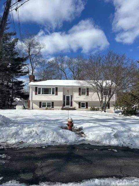 77 Surrey Dr, Meriden, CT 06451