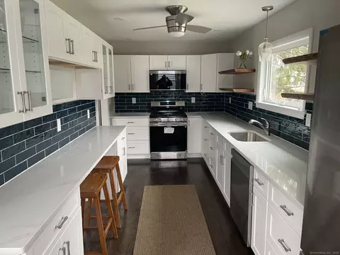 324 Maple St, Branford, CT 06405